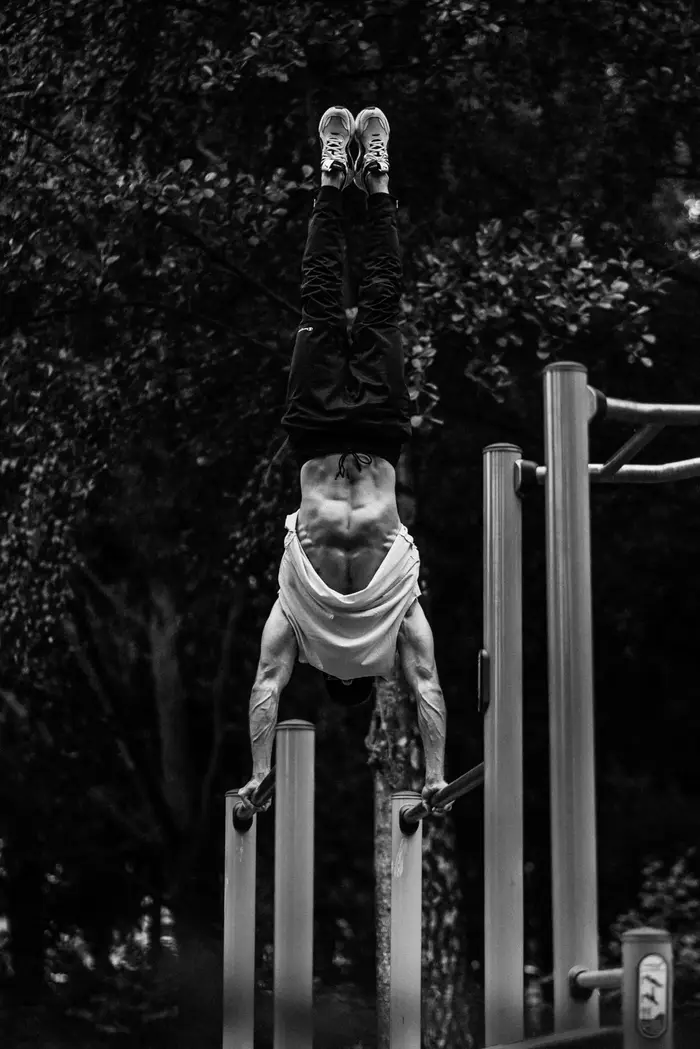 Handstående på räcken i utegym